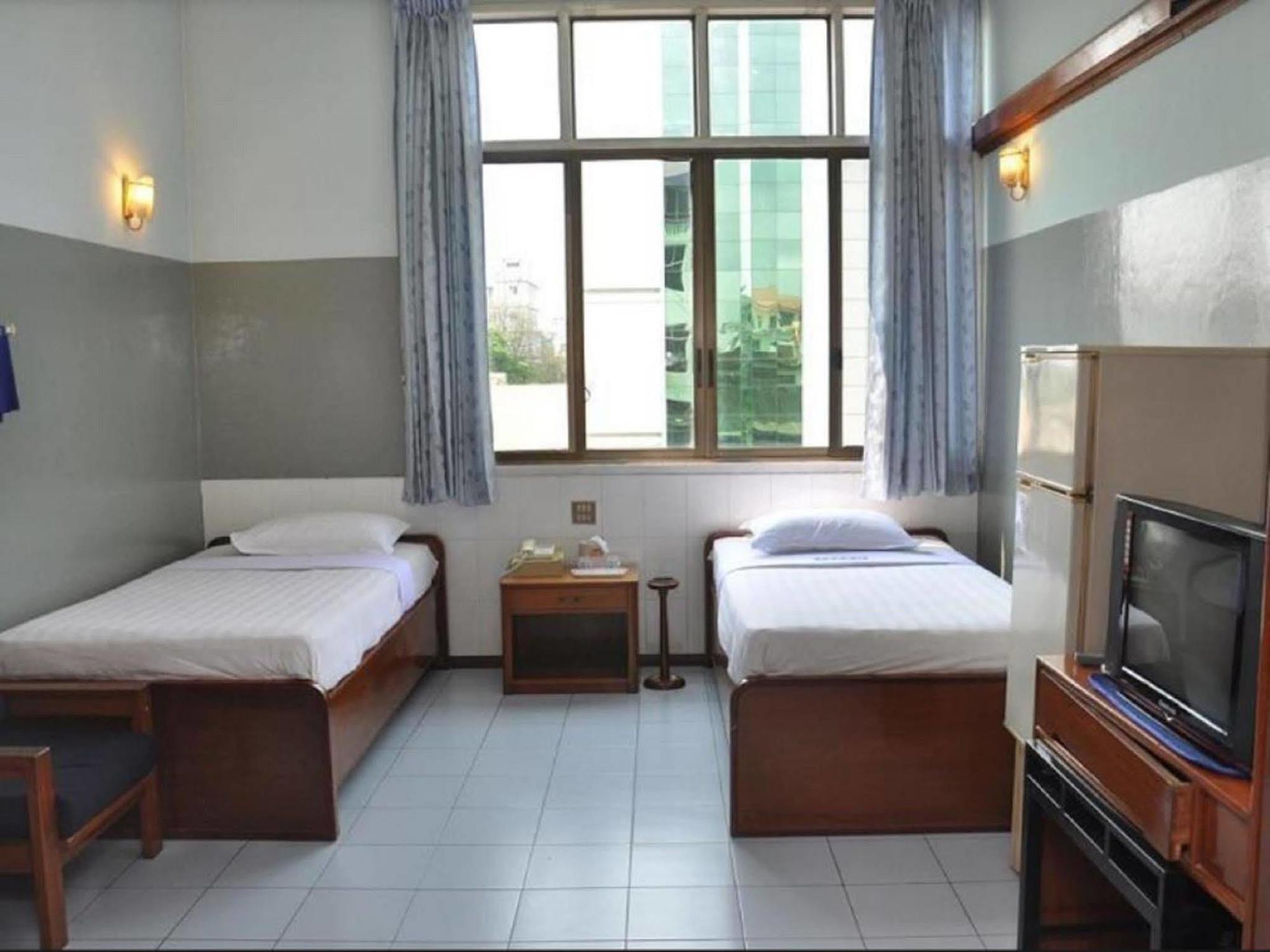 Fortune Hotel Mandalay Esterno foto