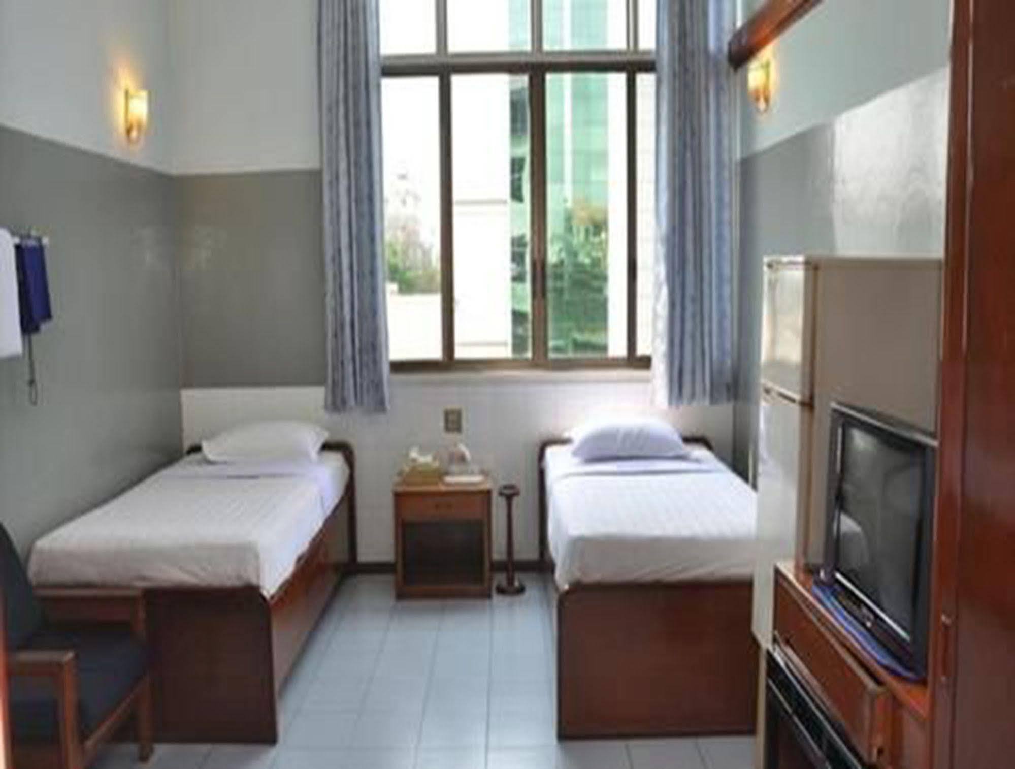 Fortune Hotel Mandalay Esterno foto