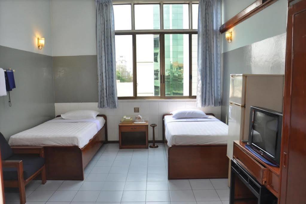 Fortune Hotel Mandalay Esterno foto